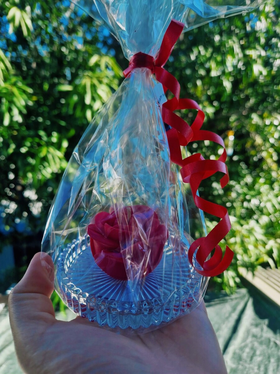 Bougie moulée parfumée en forme de rose sur sa coupelle en verre – Image 10