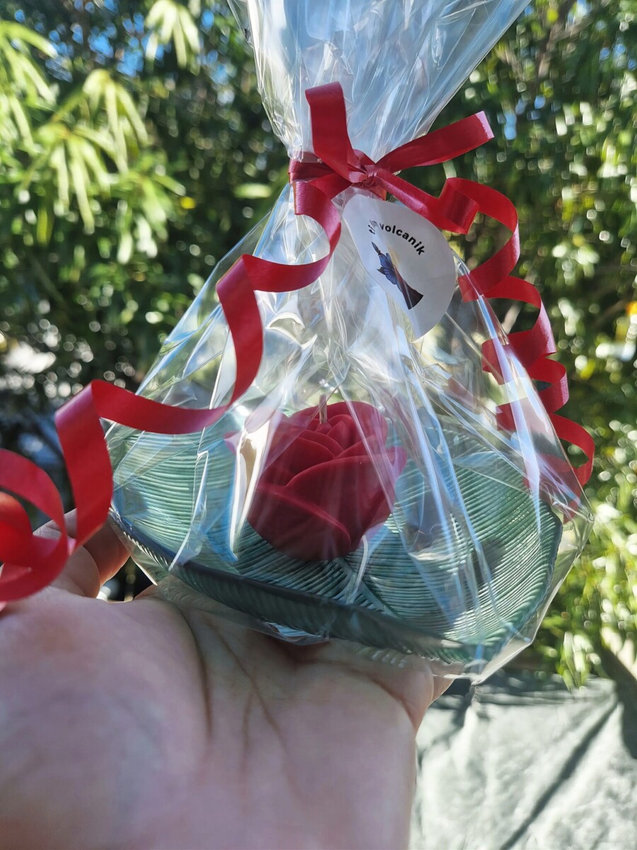 Bougie moulée parfumée en forme de rose sur sa coupelle en verre – Image 11